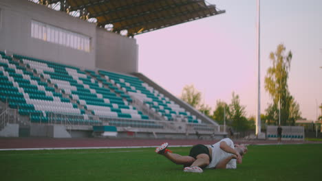 Fußballspieler-Tritt-Ball-Im-Sprung.-Ein-Fußballspieler-In-Einem-Dramatischen-Spiel-Während-Eines-Fußballspiels-In-Einem-Professionellen-Outdoor-Fußballstadion.-Die-Spieler-Tragen-Eine-Uniform-Ohne-Markenzeichen